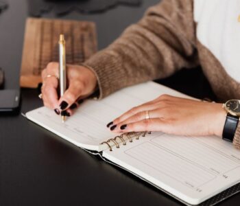 A counselor taking notes, reflecting on choosing a Brainspotting consultant in Colorado