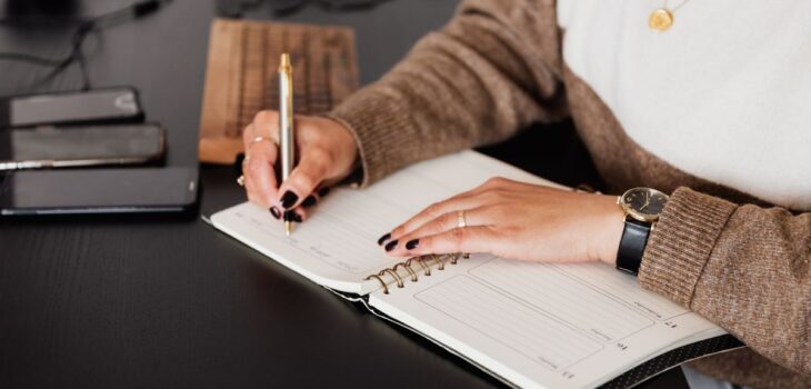 A counselor taking notes, reflecting on choosing a Brainspotting consultant in Colorado